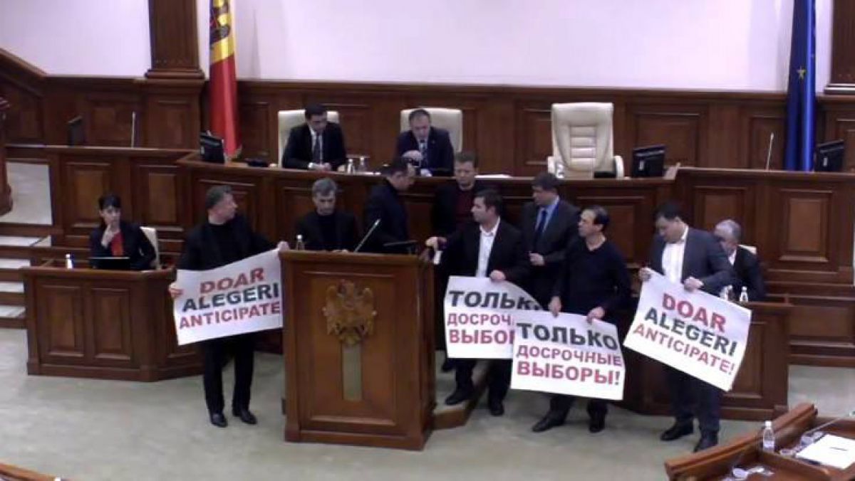 VIDEO. Pavel Filip, „bruiat” de vuvuzele. Deputații PSRM au blocat tribuna Parlamentului