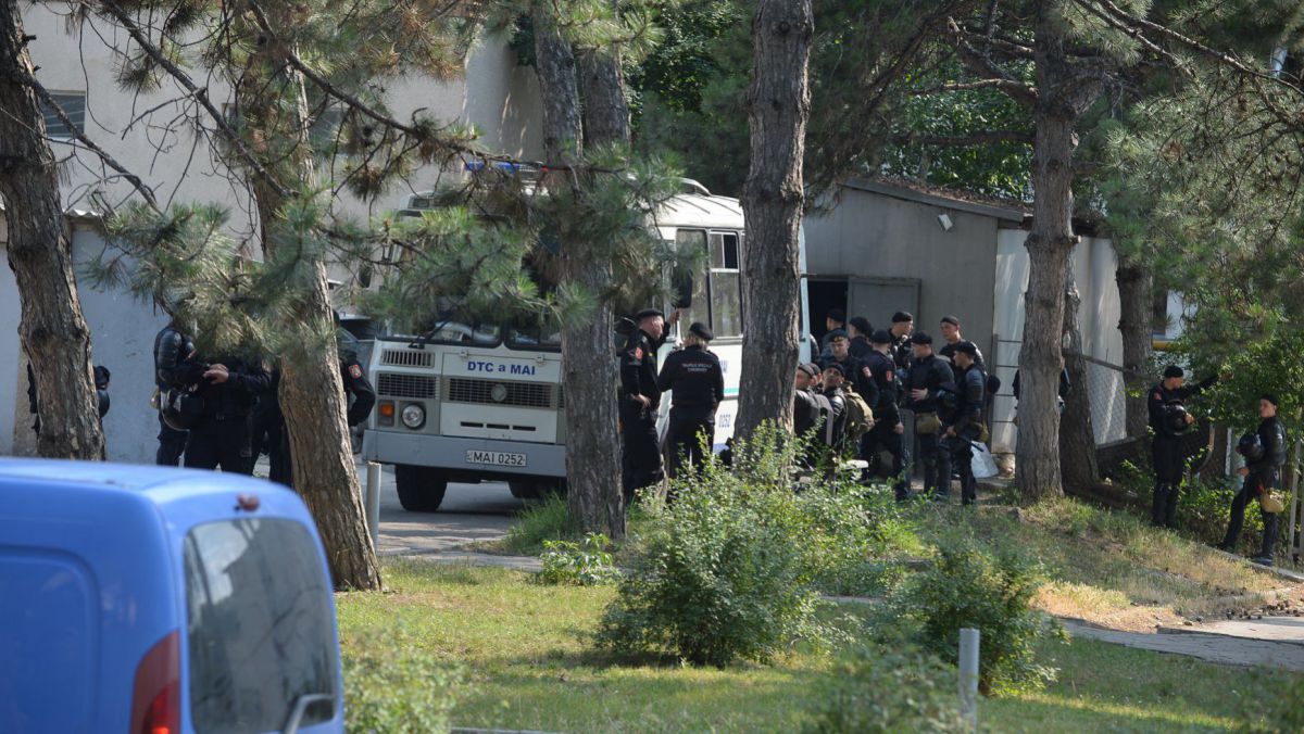 VIDEO. Pe cine păzesc polițiștii lângă casa lui Plahotniuc: „Nu păzim, pur și simplu stăm” 