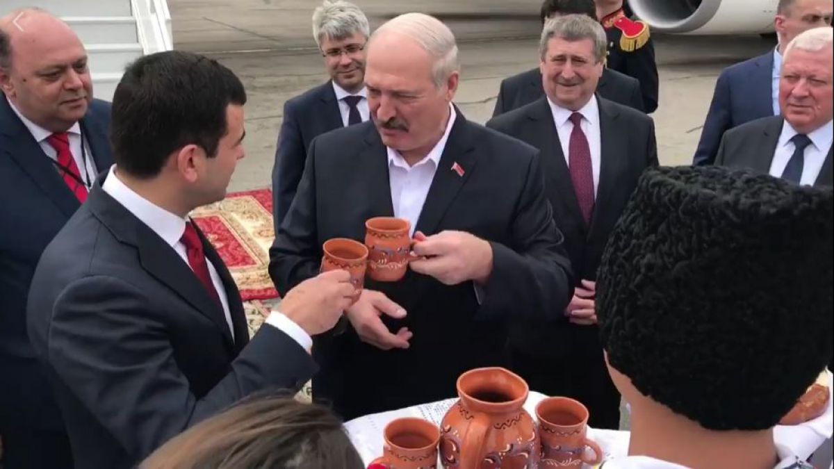 VIDEO. Pe Lukașenko l-a invitat Dodon, dar îl întâmpină Gaburici. Cei doi au ciocnit căni cu vin pe Aeroportul Chișinău