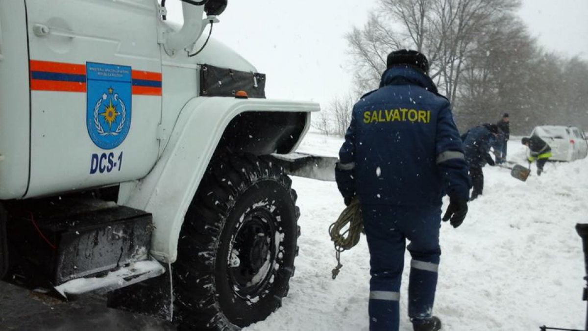 VIDEO. Peste 100 de persoane blocate în mașinile din zăpadă au fost salvate de pompieri 