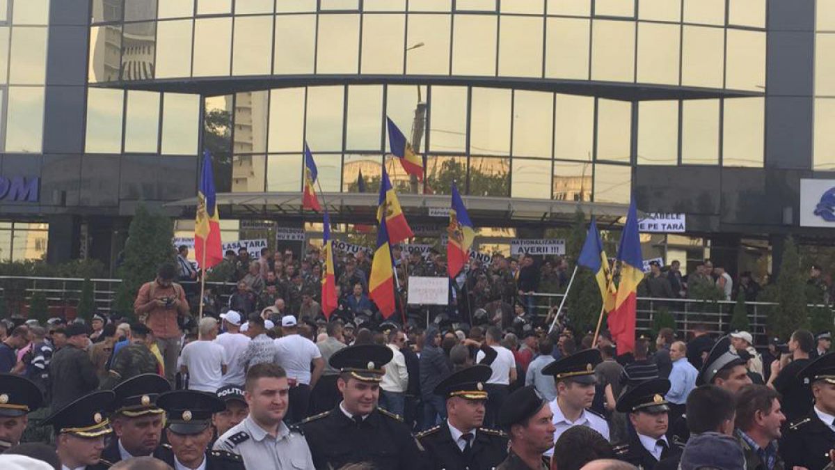 VIDEO. Altercații în fața sediului lui Plahotniuc. Poliția de la Guvern s-a mutat la GBC