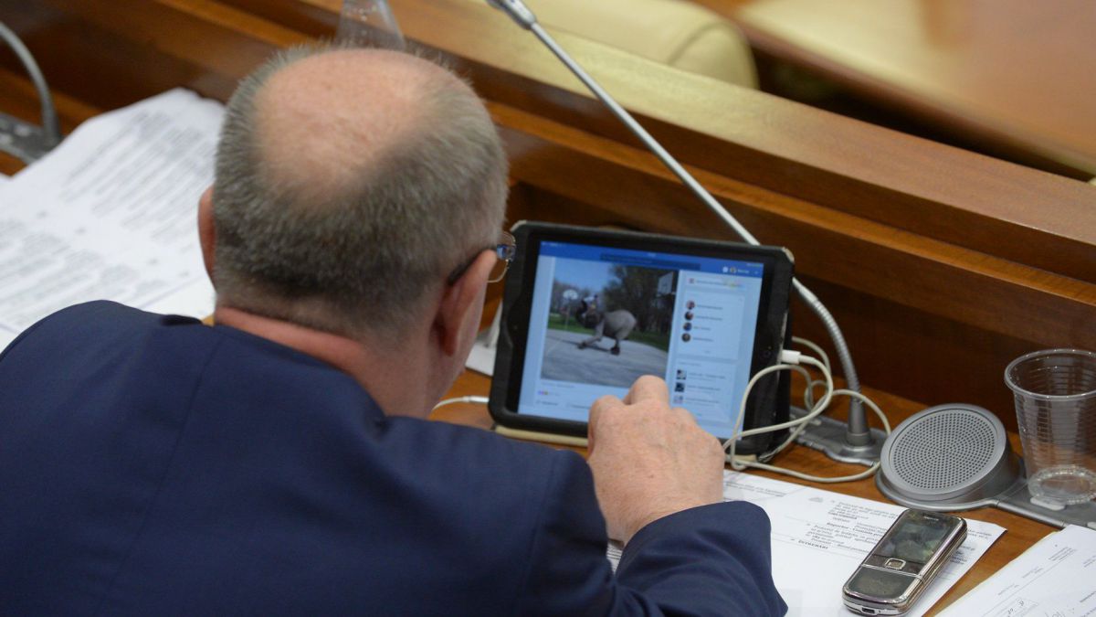 VIDEO. Plictisiți de prezentări de legi, deputații își caută „alinarea” pe internet. Iată ce filmulețe urmăreau aceștia
