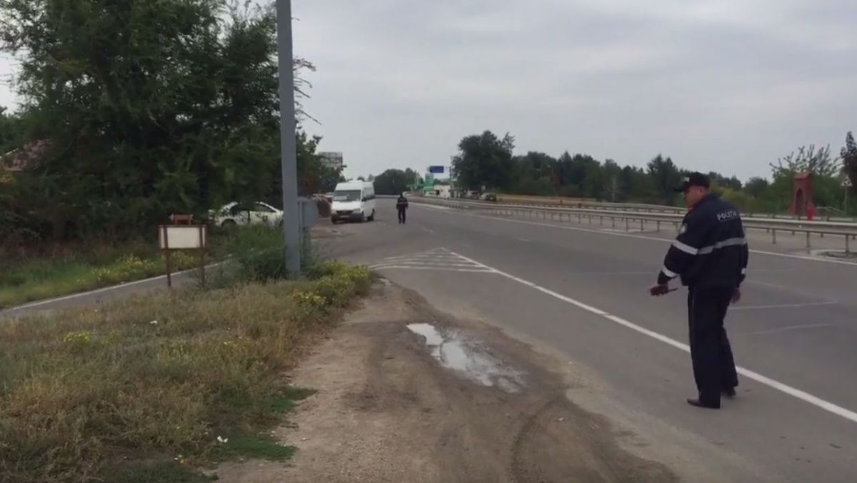 VIDEO. Poliția verifică transportul care intra în Chișinău. Discuție dintre reporterul AGORA și un polițist la Stăuceni