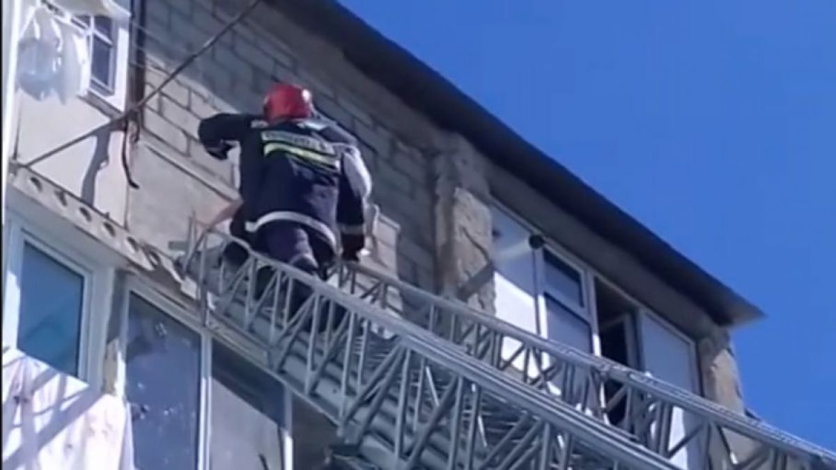 VIDEO. Pompierii din Bălți au salvat o fetiță de șapte ani care atârna de balconul etajului cinci al unui bloc