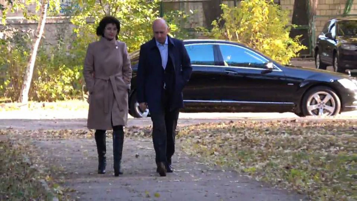 VIDEO. Prim-ministrul Pavel Filip a venit la vot împreună cu soția 