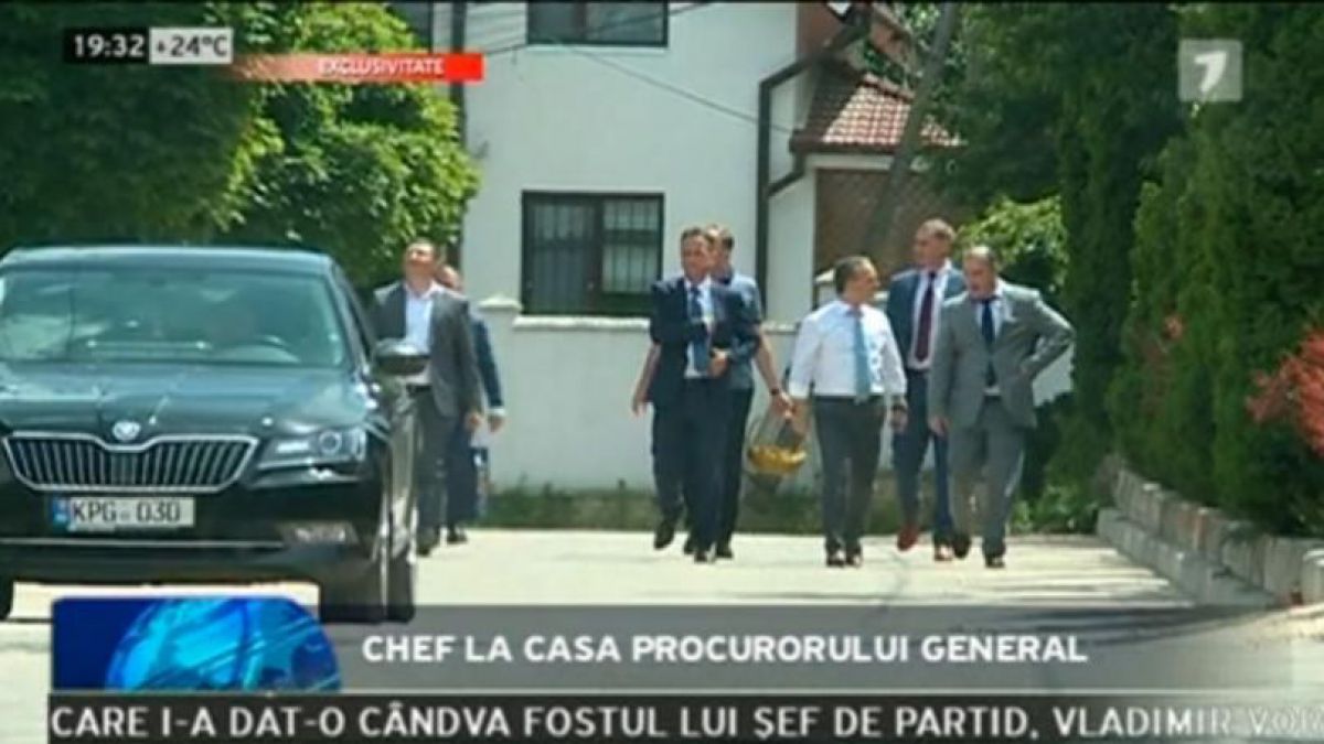 VIDEO. Procurori, surprinși în plină zi de muncă și cu mașini de serviciu la un chef acasă la Harunjen