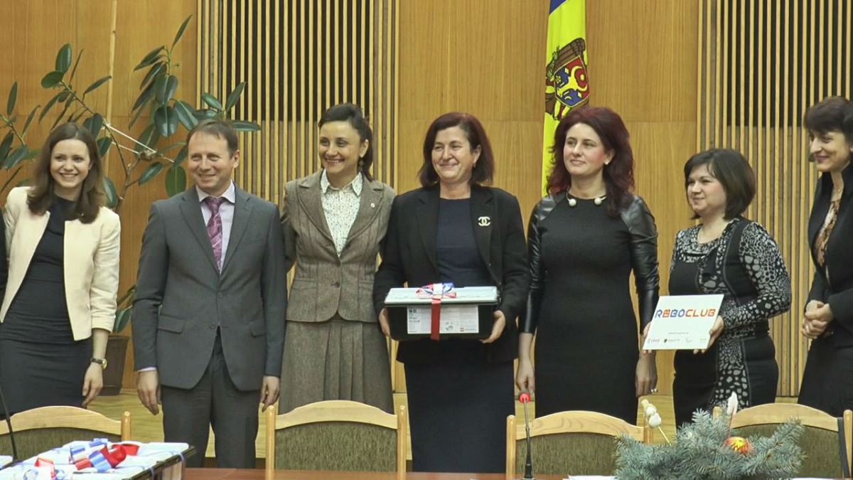 VIDEO. Programul ROBOCLUB. Au fost oferite 56 de seturi de robotică pentru opt licee din Moldova