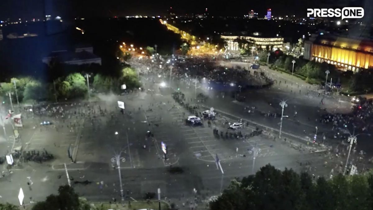 VIDEO. Protestul de la București, în 120 de secunde: Dispersarea cu gaze lacrimogene și operațiunile de evacuare a manifestanților