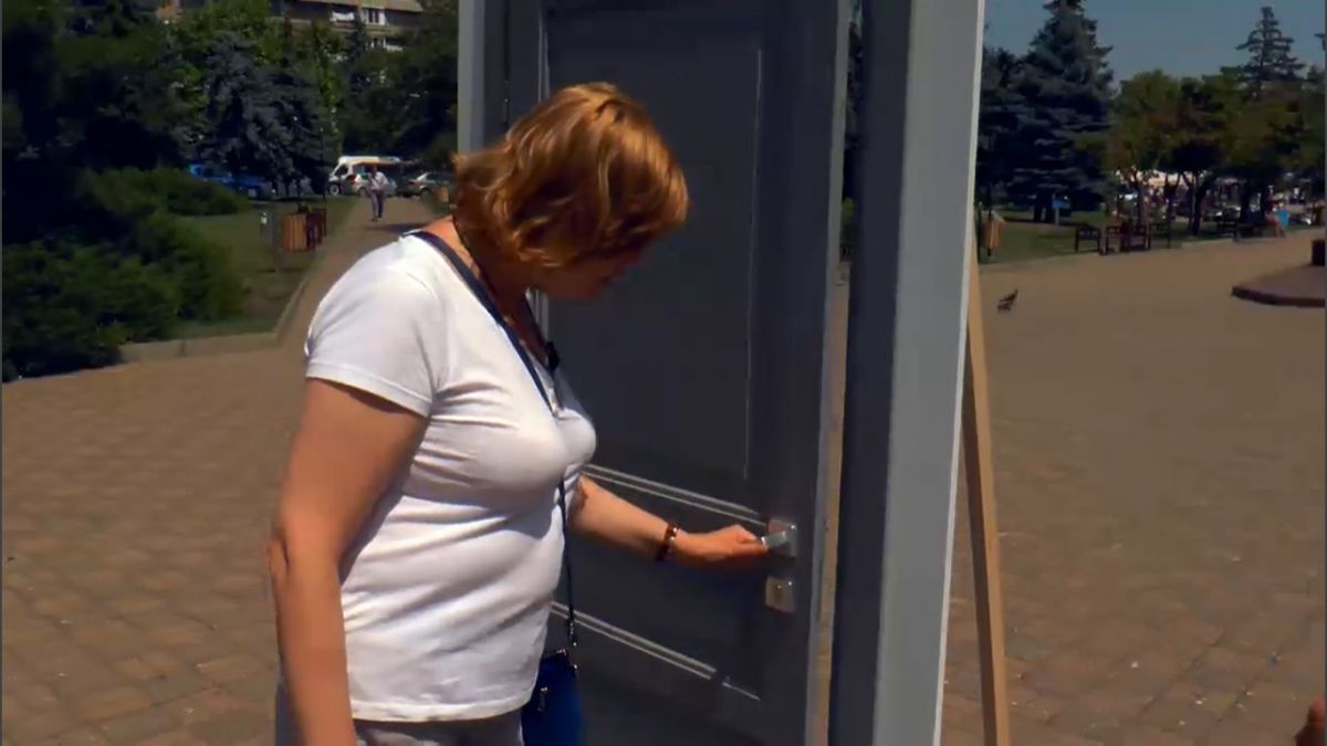 VIDEO. Provocare într-un parc din Capitală: Cum au reacționat trecătorii când au fost invitați să intre pe o ușă improvizată