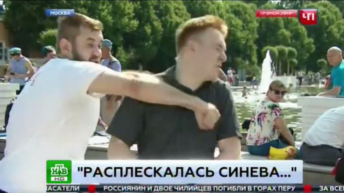 VIDEO. Reporter NTV, lovit în plină figură de un trecător în timpul unei transmisiuni LIVE