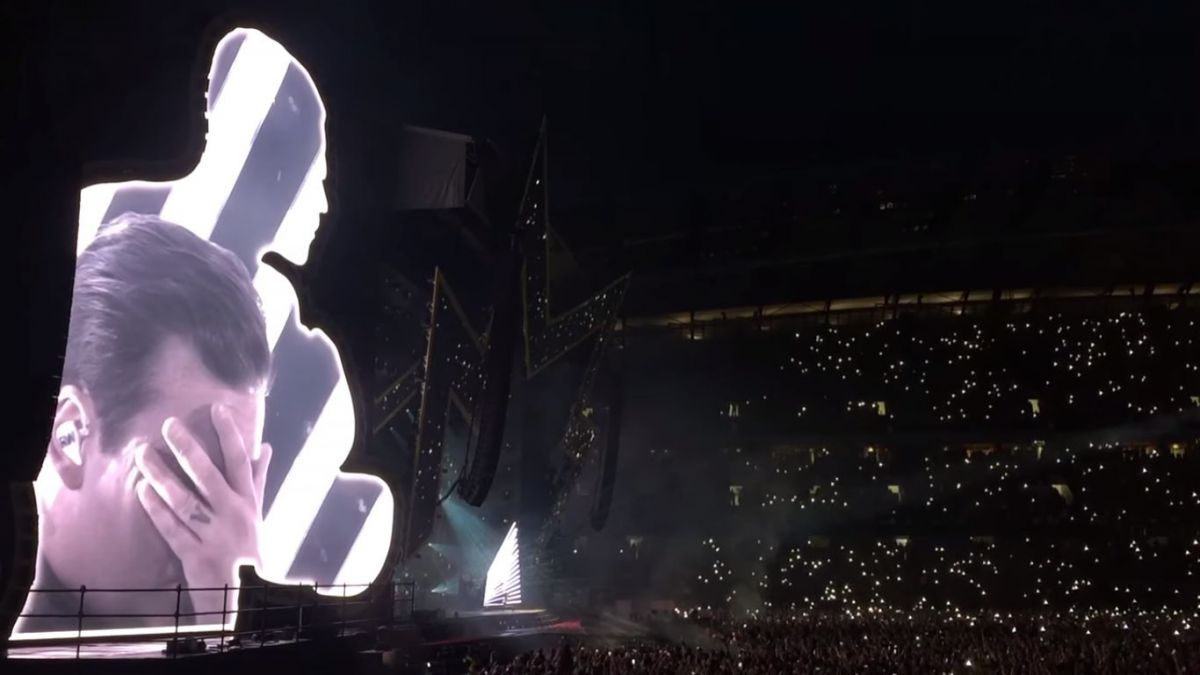 VIDEO. Robbie Williams, cu lacrimi în ochi în faţa a 50.000 de spectatori, în timpul omagiului adus victimelor atacului din Manchester
