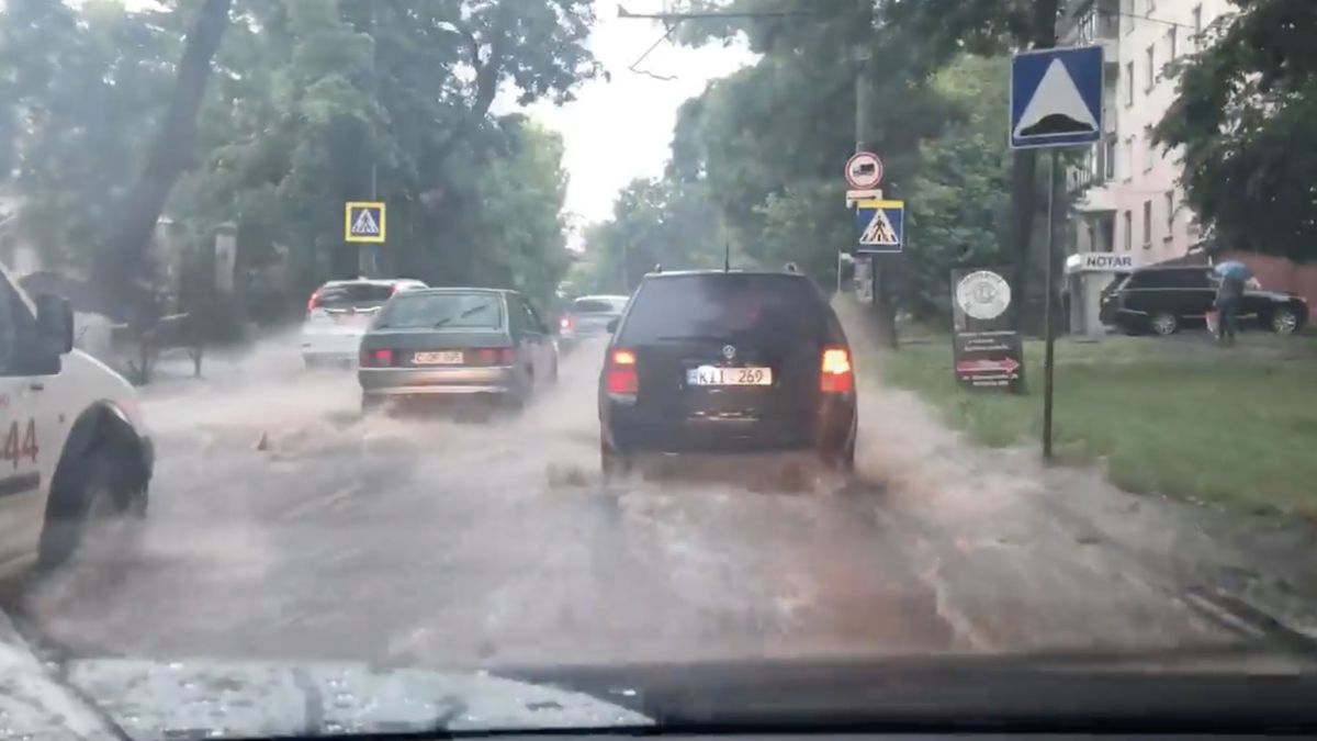 VIDEO, FOTO. S-a spart cerul deasupra Chișinăului: Cum arată străzile orașului