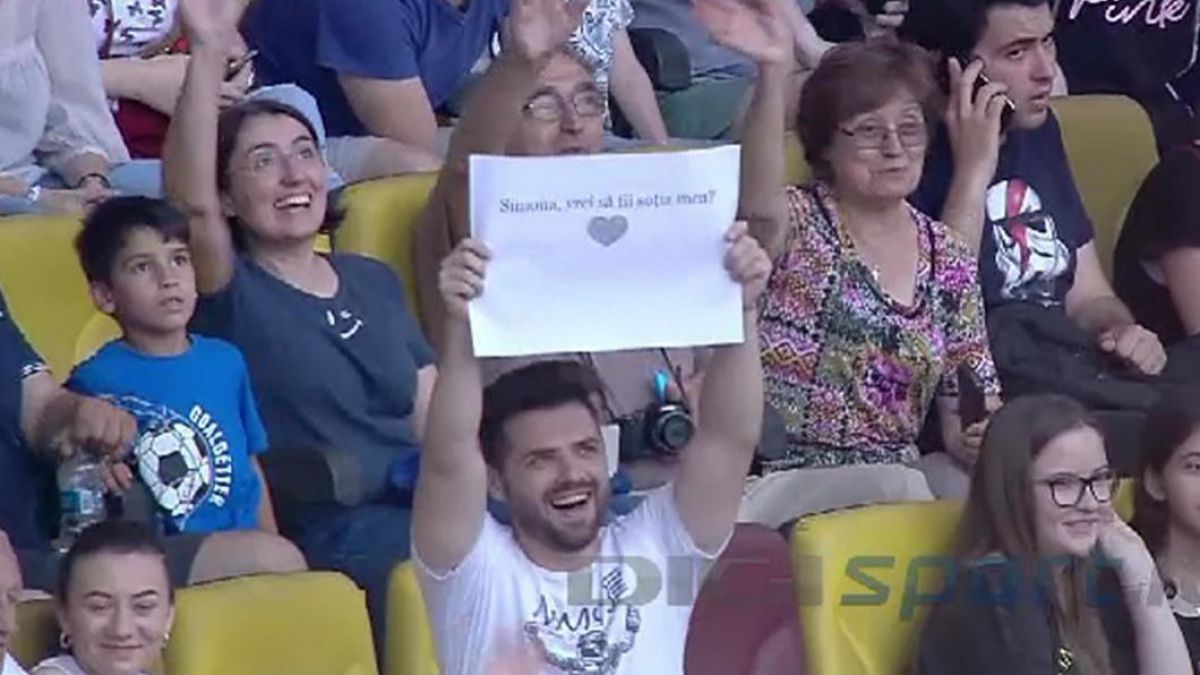VIDEO. Simona Halep, cerută în căsătorie de un fan, pe Arena Națională