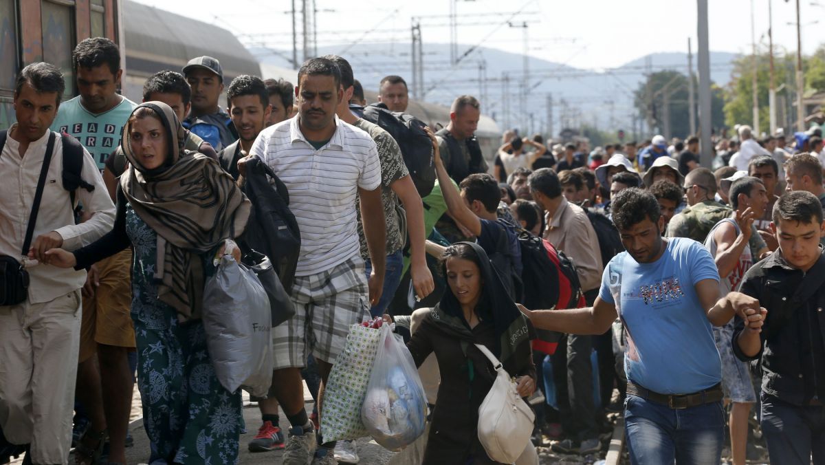 VIDEO. Situația devine tot mai tensionantă: Sute de migranți au pornit pe jos din Ungaria spre Germania