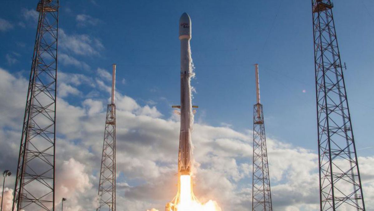 VIDEO. SpaceX a intrat în istorie: Cea mai puternică rachetă din lume, lansată cu succes. De ce este capabilă Falcon Heavy