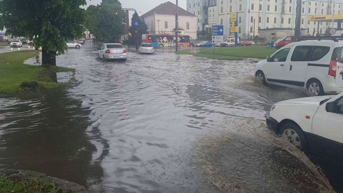 VIDEO. Străzile s-au transformat în râuri în capitală