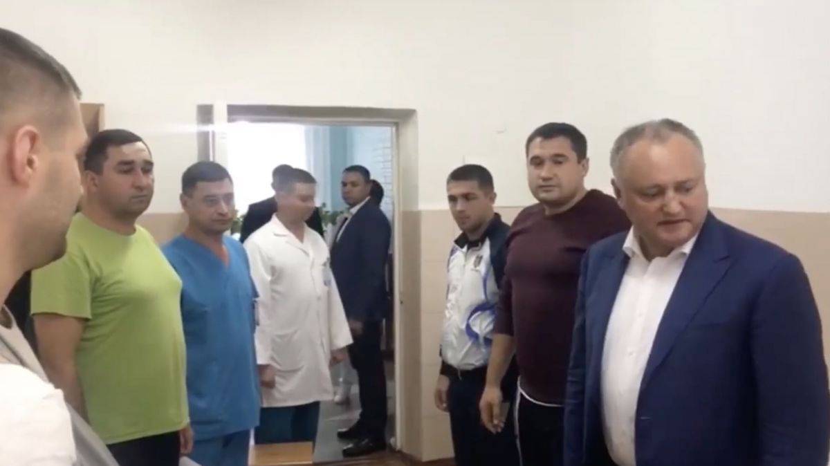 VIDEO. „Sunteți bravo”. Dodon i-a vizitat în spital pe angajații SPPS implicați în accident