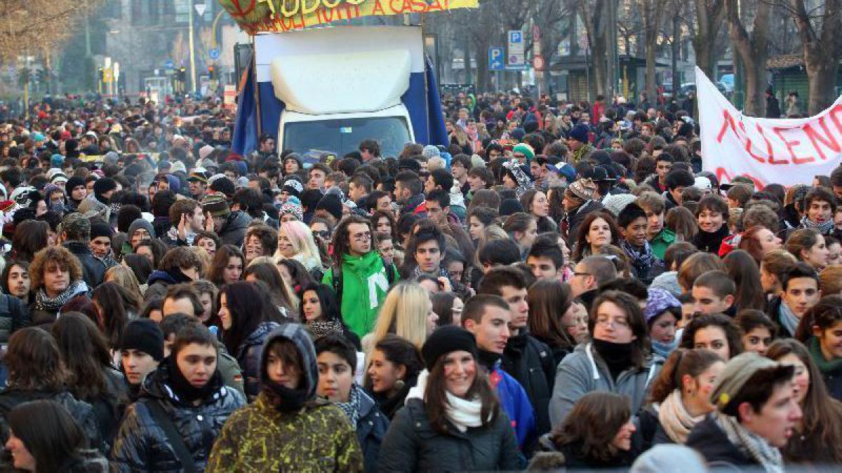 VIDEO. Sute de studenţi italieni s-au bătut cu poliţia