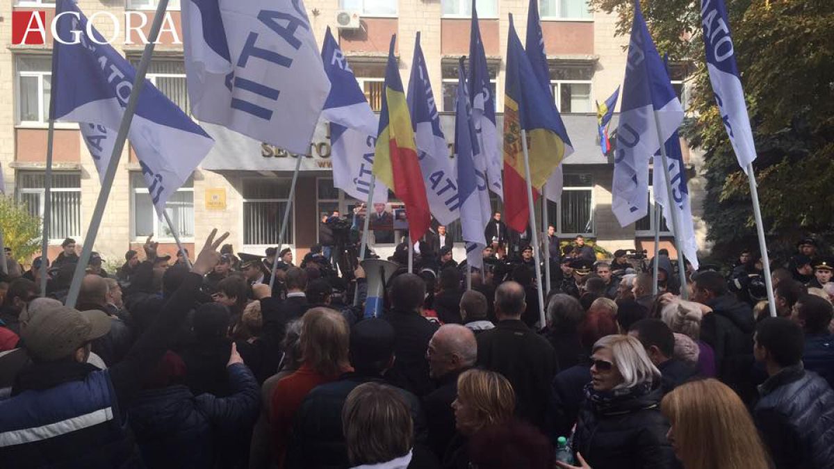 VIDEO. Sute de susținători cer eliberarea lui Renato Usatîi, în fața Judecătoriei Centru