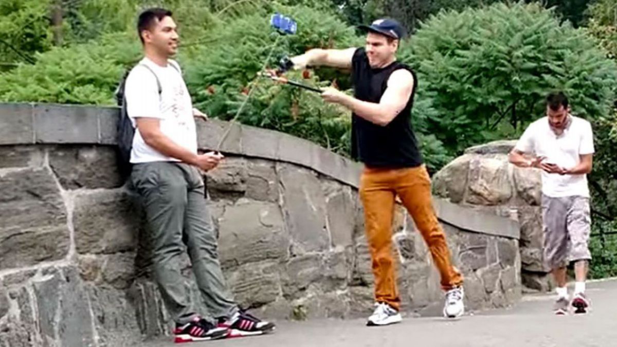 VIDEO. Tăietor de selfie stick-uri pe străzile New Yorkului