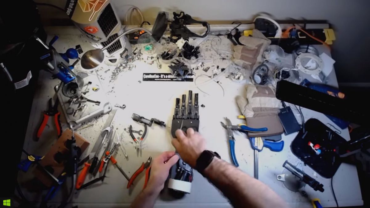 VIDEO. Un bărbat a construit o mână bionică dintr-un aparat de făcut cafea