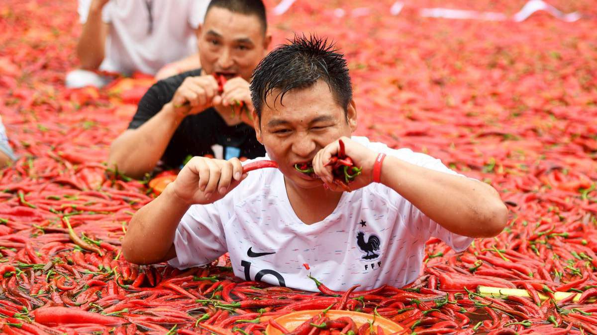 VIDEO. Un chinez a înghițit 50 de ardei iuți într-un minut