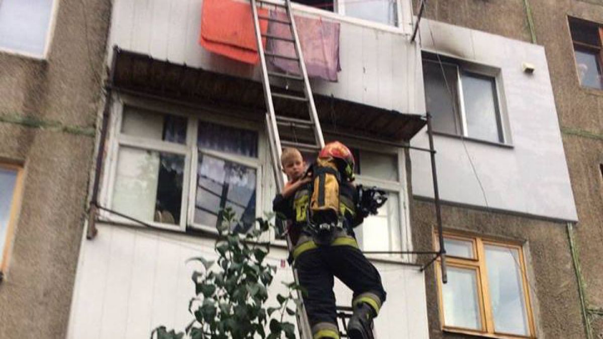 VIDEO. Un copil de cinci ani, rămas singur acasă, a fost scos din flăcări de pompieri