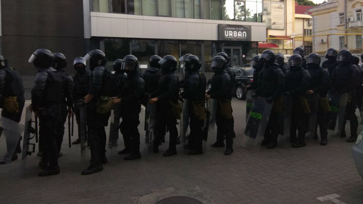 VIDEO. Un grup larg de polițiști, pe poziții la doar un cartier distanță de Primărie