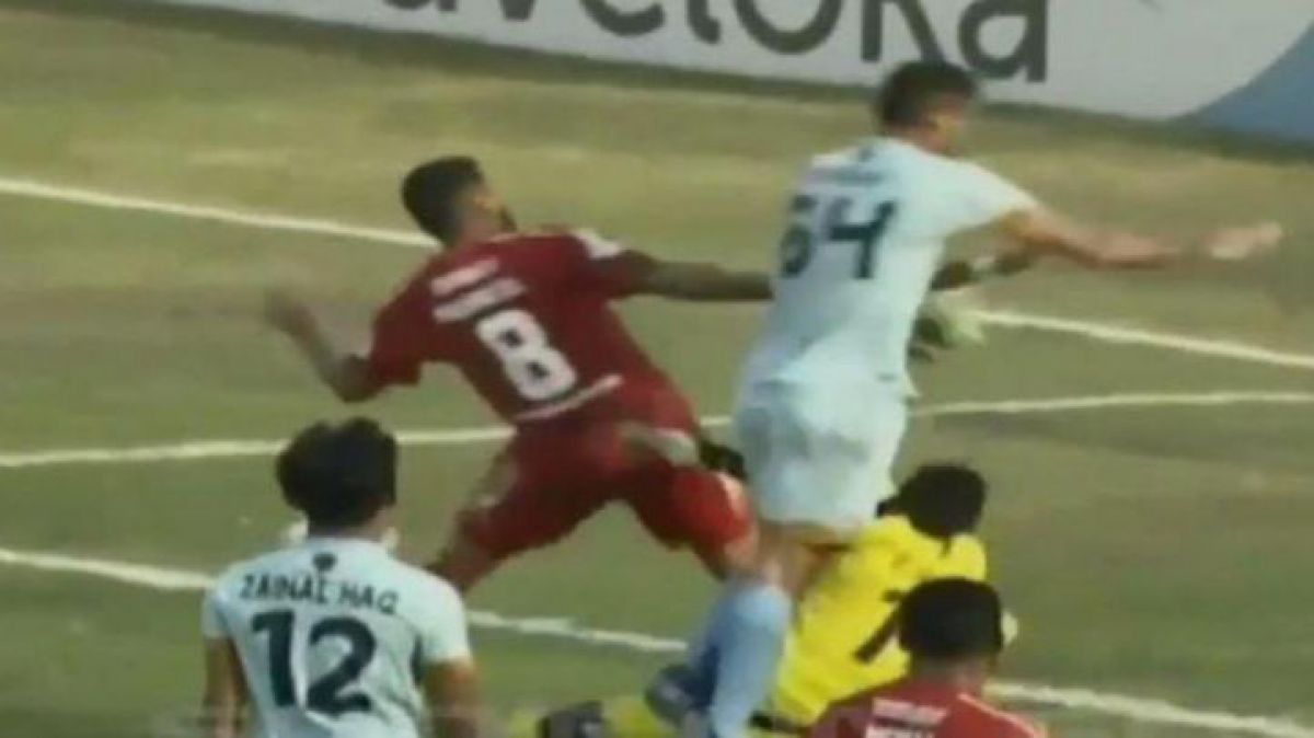 VIDEO. Un portar din prima ligă indoneziană a murit după ce s-a ciocnit violent cu un coechipier
