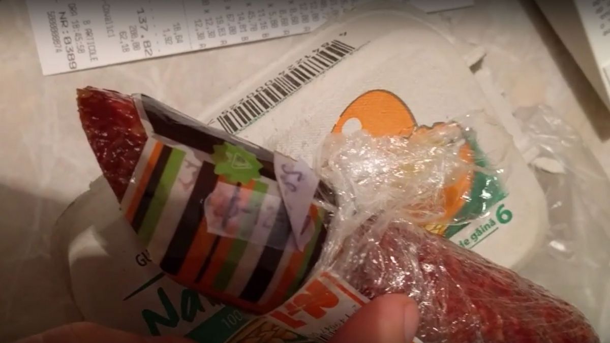 VIDEO. Un salam cu trei etichete, cumpărat de la un supermarket din Chișinău. Diferența între datele de ambalare indicate este de 34 de zile