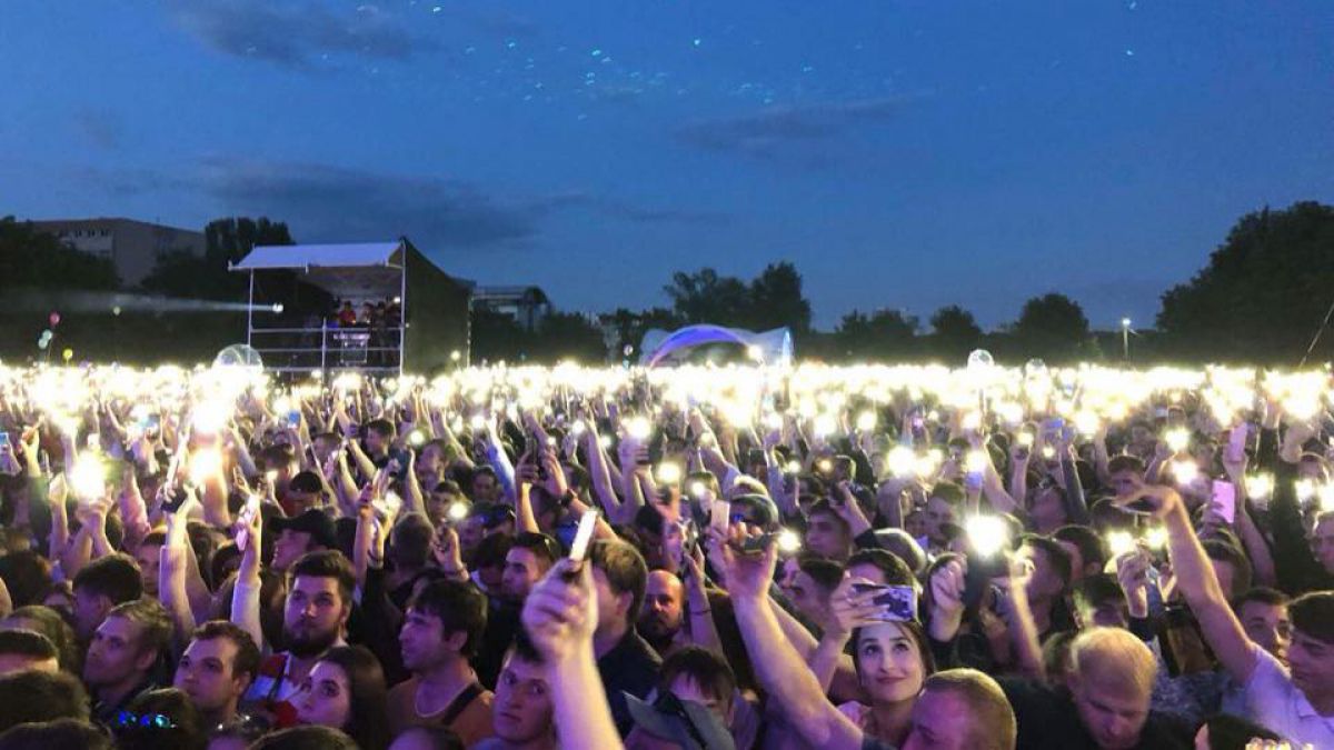 FOTO, VIDEO. Unii protestează, alții ascultă muzică în aer liber. Atmosfera la concertul lui Dodon