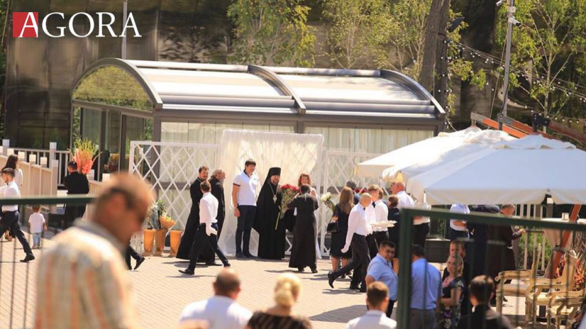 VIDEO. „V-au dat 5 metri, unde vă băgați?”. Reporterii prezenți la petrecerea duhovnicului de la Ciuflea, bruscați de pază