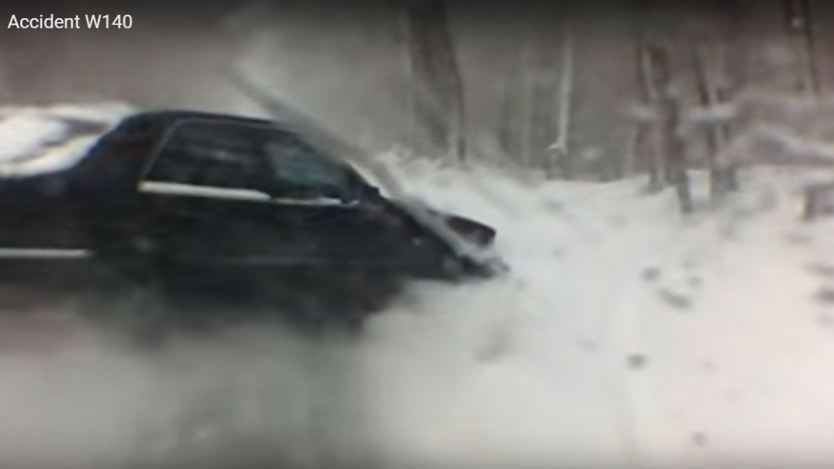 VIDEO. Vezi cum un Mercedes-Benz S-Class provoacă un accident rutier pe strada Muncești