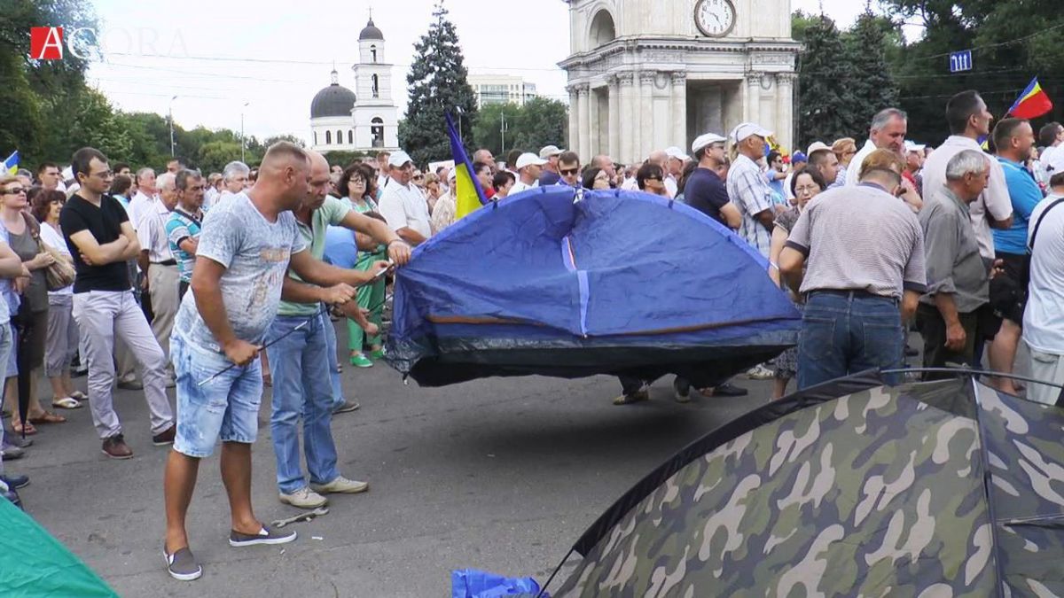 VIDEO. „Vom dormi în corturi și vom sta până la ultima picătură de sânge”. Oamenii continuă protestele în PMAN