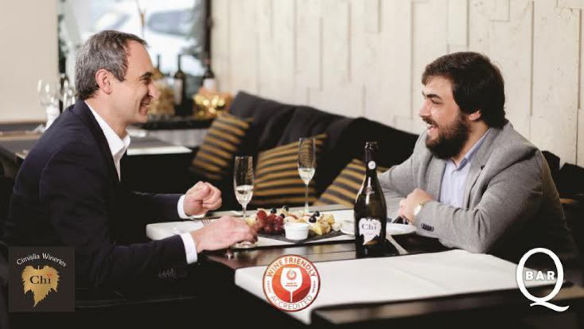 VIDEO. „Wine Friendly”. Combinația dintre Chi Vintage spumant clasic brut și buletele de cașcaval de la Q Bar