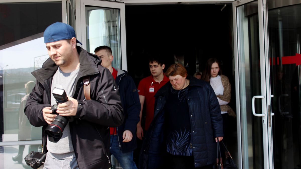 VIDEO. Zeci de persoane, evacuate de urgență dintr-un centru comercial din capitală. Care este motivul