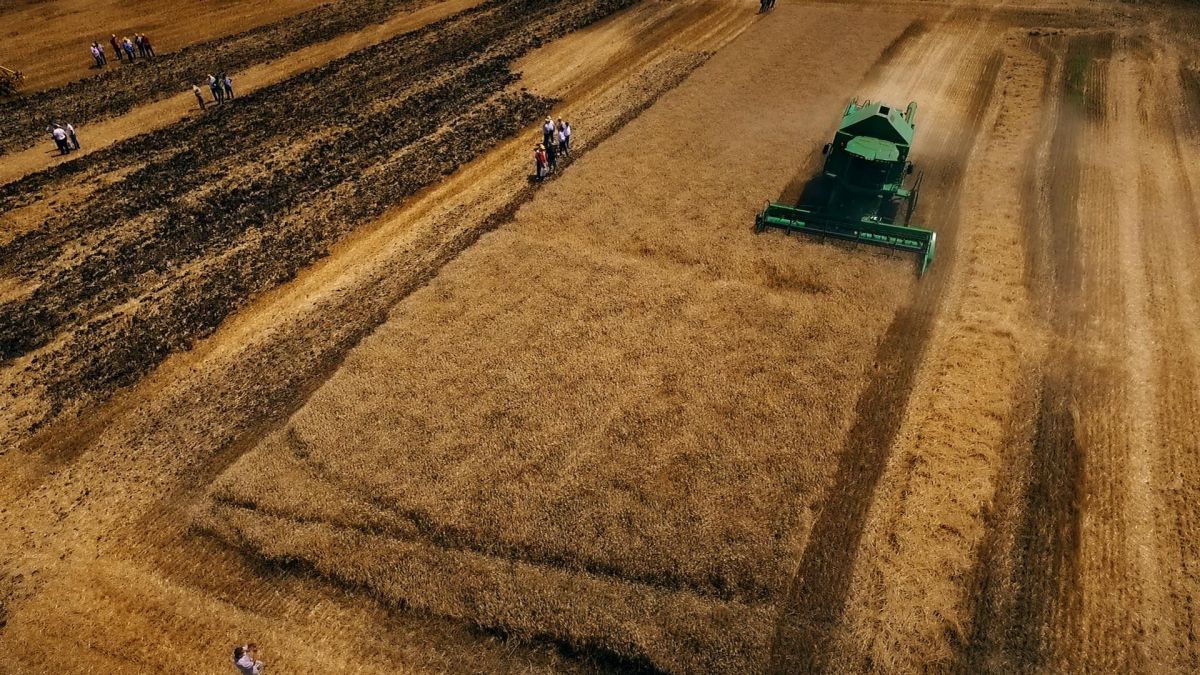 VIDEO. 180 de ani de John Deere: Agromeșter HD a prezentat tehnică agricolă nouă în sudul Moldovei
