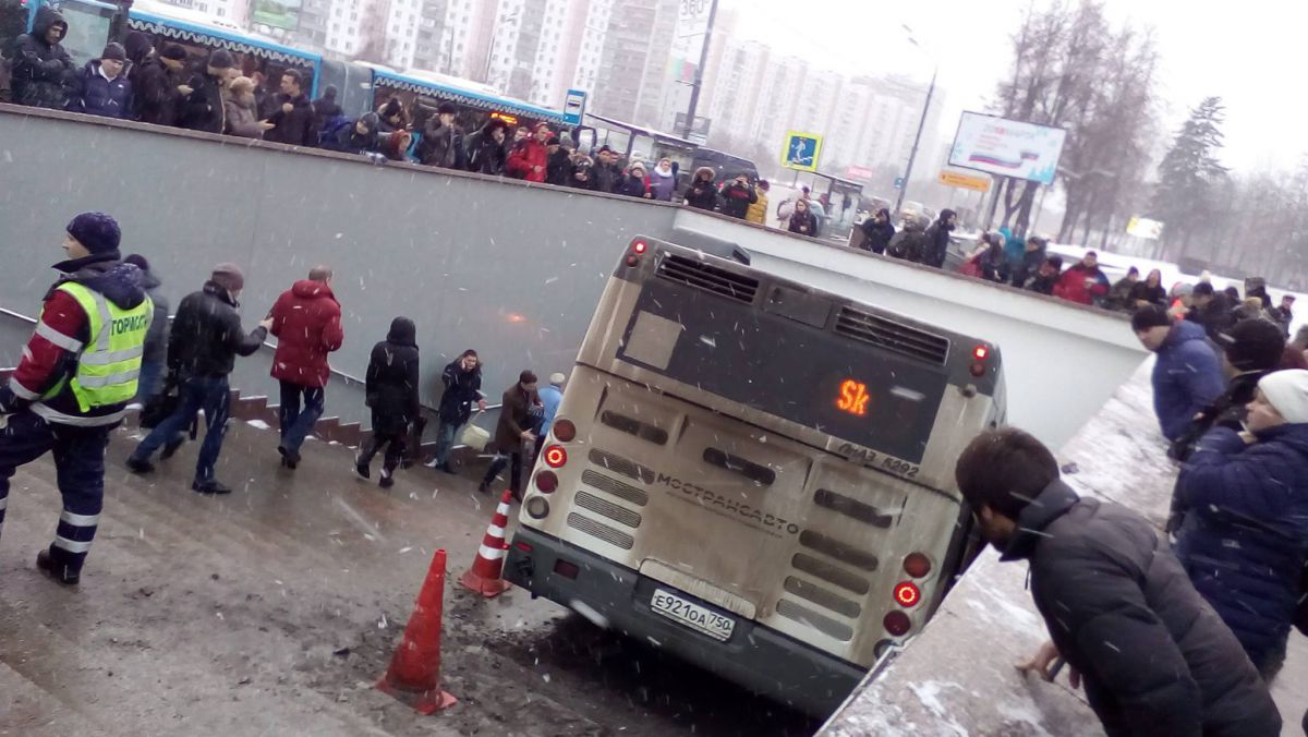 VIDEO cu accidentul de la Moscova. Momentul în care autobuzul intră în pasajul subteran 