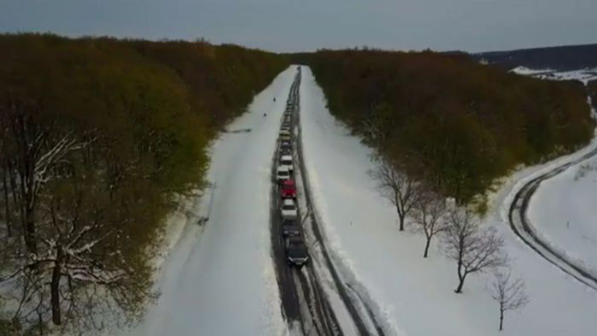 VIDEO cu DRONA de pe traseul Chișinău - Leușeni: Zeci de mașini, blocate în apropiere de Mănăstirea Hâncu