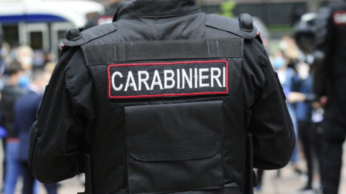 Vindeau droguri pe internet. Un carabinier și tatăl său vitreg, reținuți în flagrant