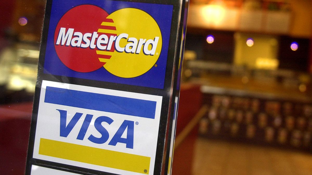 Visa şi Mastercard îşi suspendă operaţiunile în Rusia