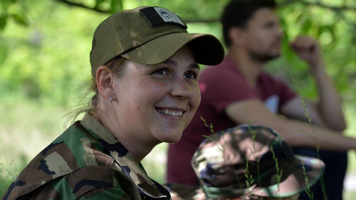De mică îi plăcea uniforma și filmele cu agenți secreți, iar acum visează să ajungă la KFOR. Cum e să fii femeie în Armata Națională