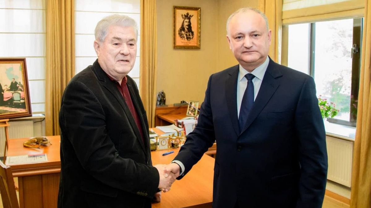 Voronin și Dodon au semnat documentul oficial de formare a blocului electoral. Cei doi lideri apar într-o fotografie dându-și mâna