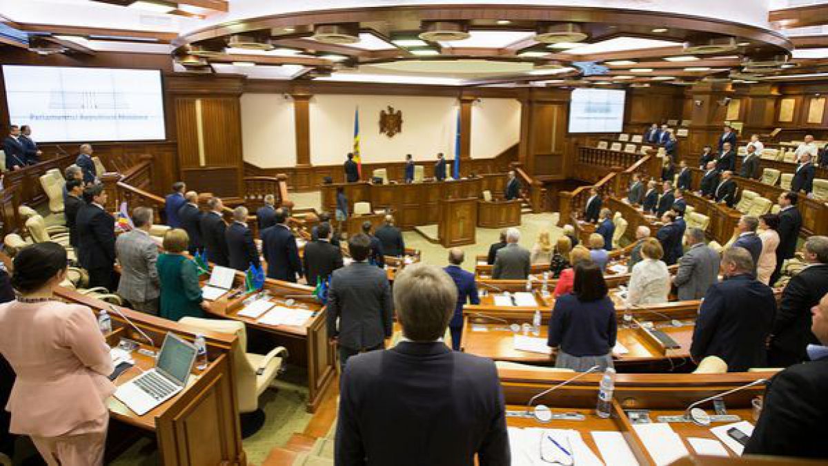 Votat în Parlament: Mai mulți bani pentru partidele care vor promova femeile și tinerii
