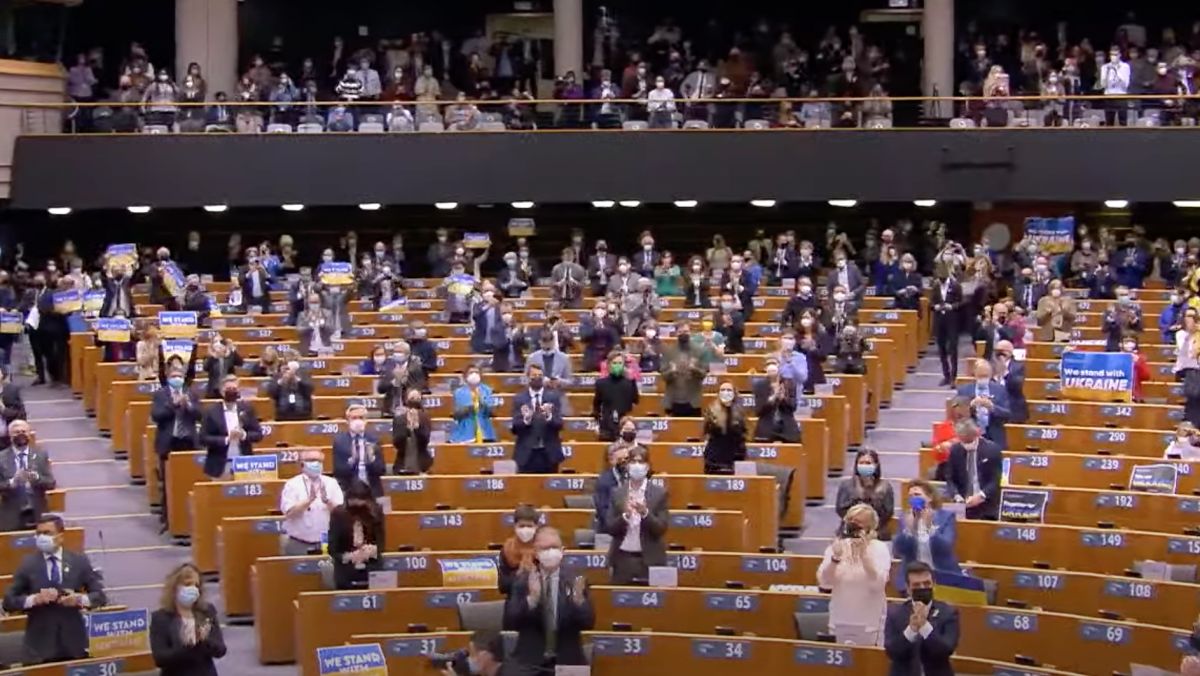 Votat! Parlamentul European cere instituțiilor blocului comunitar să acorde Ucrainei statutul de țară candidată UE (LIVE)