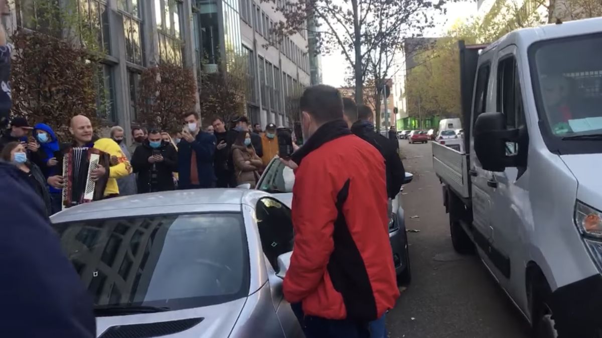 Votul diasporei pentru viitorul R. Moldova în ritm de dor, ore în șir așteptate. Vezi cele mai emoționante momente surprinse în ziua alegerilor prezidențiale (VIDEO)