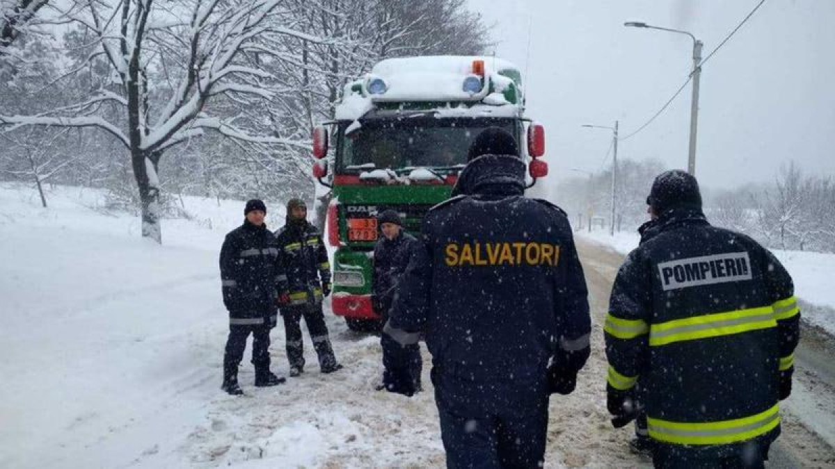 Zăpada a făcut prăpăd în sudul țării: 11 autovehicule de tonaj au fost tractate de pompieri și polițiști 