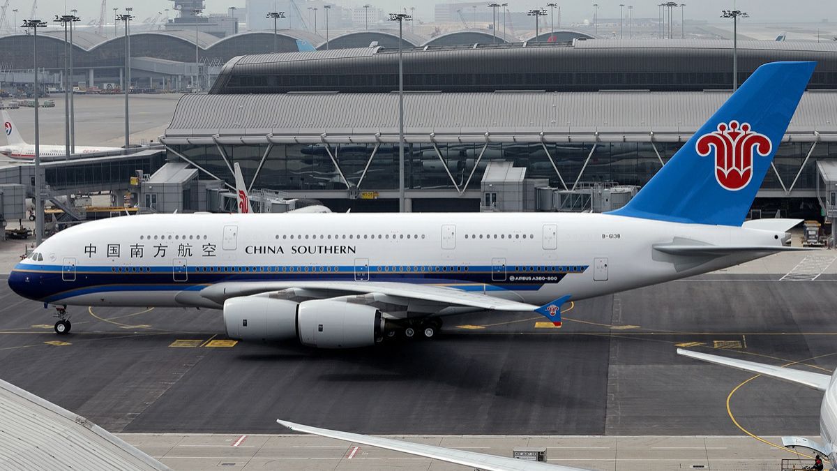 Zborul unei companii chineze, amânat cu cinci ore, după ce o bătrână și-a aruncat mărunțișul în motorul avionului