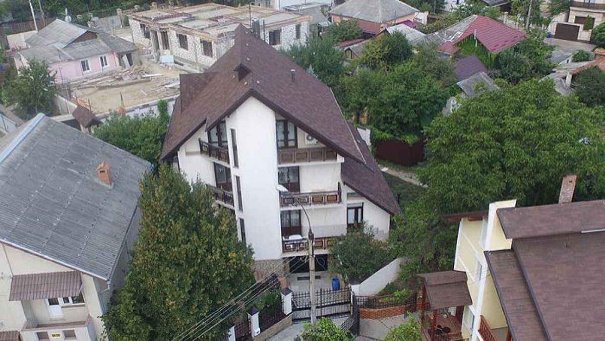 ZdG: Cum arată casa luxoasă, dar nedeclarată a lui Veaceslav Untilă, noul șef la Curtea de Conturi