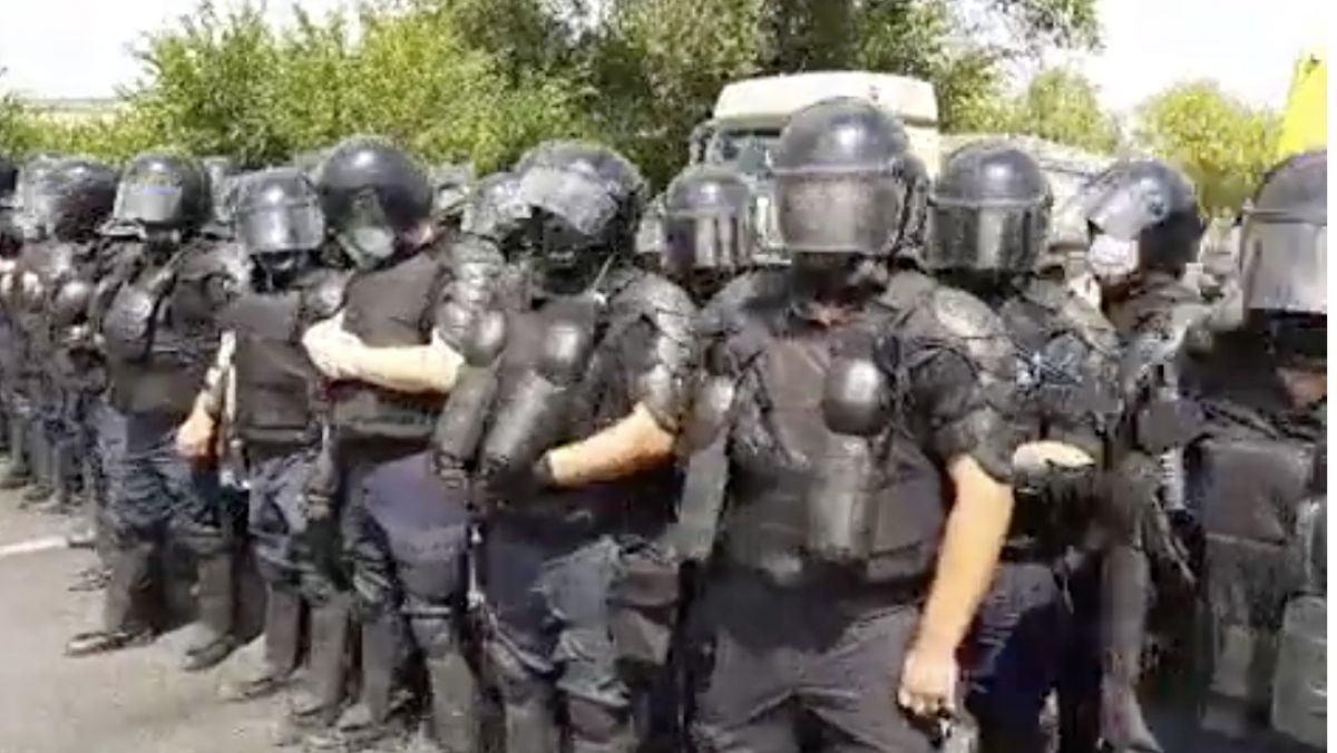 Zeci de mascați au fost aduși la protestul agricultorilor pentru a le opri accesul în capitală (VIDEO)